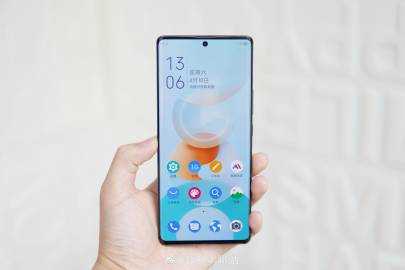 中兴Axon30Ultra屏幕配置介绍