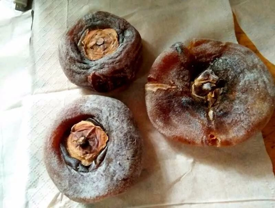 买回来的柿饼上有一层白霜是发霉了吗