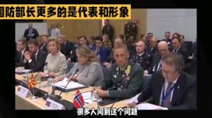 国防部长与总参谋长：军事领导体系中的双雄之争这个标题旨在捕捉文章的核心主题，即比较和对照国防部长和总参谋长两个角色在军事及国家体系中的地位与影响力。同时，通过“双雄”这样的表述，也增加了标题的吸引力和阅读诱惑力，使得感兴趣的用户更有可能点击阅读。但请注意，实际撰写文章时，应确保内容的客观性和准确性，