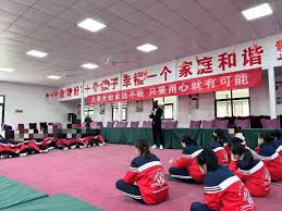 为什么在空荡荡的教学楼里工作被视为不寻常?-探索为何办公室环境更常见而非教学楼内工作场景