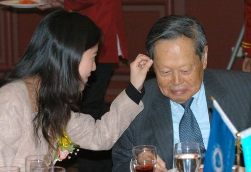 翁帆与杨振宁：无子之爱的深情诠释