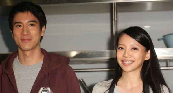 西村美智子与李靓蕾的国籍分别是什么？