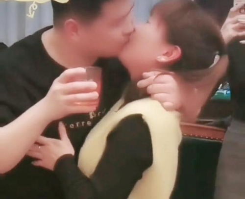 如何优雅地回应男友接吻时的舌部接触
