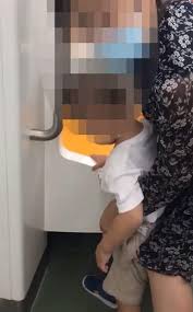 西安地铁车厢内家长带男童小便，是否会面临处罚？